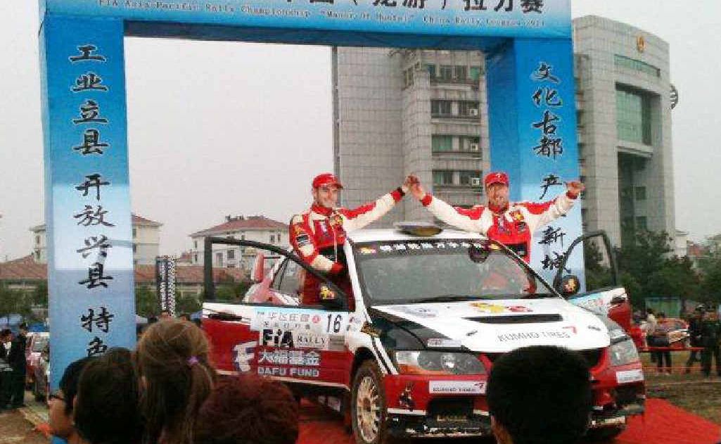 Nathan Quinn and David Green are cheered by rally fans at the Longyou Rally. Nathan Quinn and David Green are cheered by rally fans at the Longyou Rally.